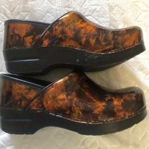 Dansko 39 8 8.5 Patent Leather clogs orthopedic fall leaves beautiful
